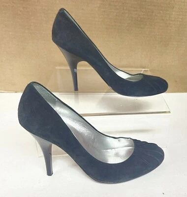 $90 Guess Zapatos de salón de gamuza negros Punta redonda Tacón de aguja 8,5 Punta cerrada Sexy Usados en Excelente Condición A Foto 1 de 4