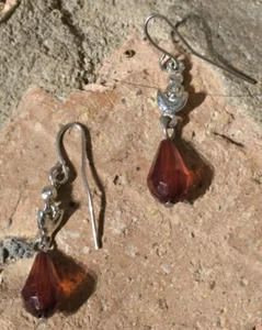 Pendientes colgantes rojos pendientes perforados cuentas de plástico regalo de Navidad vintage - Imagen 1 de 4