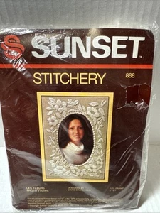 Sunset Stitchers White Flowers Frame Kit 1970’s - Picture 1 of 2