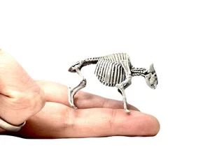 Bison Skeleton Replica - 1:48 Scale miniature figurine for dollhouse diorama - Picture 1 of 3