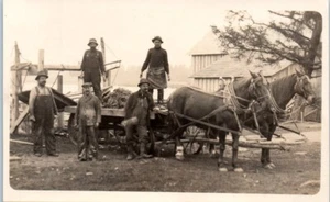 Trabajadores con CARRO TIRADO POR CABALLOS carga RPPC - Postal - Imagen 1 de 2