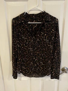 Blusa Guess para mujer con estampado de leopardo transparente con botones manga larga talla pequeña - Imagen 1 de 4