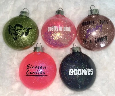 Adorno de Navidad de películas de los 80 hecho a mano matones 16 velas gremlins bailando sucios Foto 1 de 4