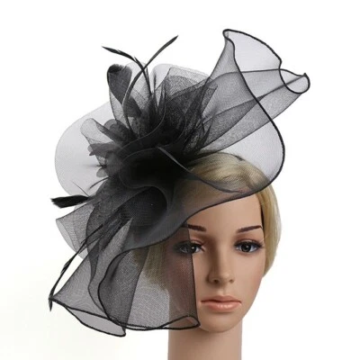 IMPRESIONANTE FASCINADOR NEGRO DE CRINOLINA Y PLUMAS EN DIADEMA NEGRA, CARRERAS DE PRIMAVERA Foto 1 de 2