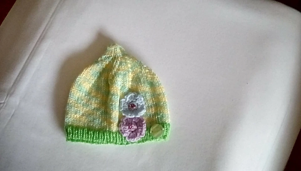 Handarbeit- gestrickte Baby/Puppen Mütze - gehäkelte Blumen - Bild 1 von 1