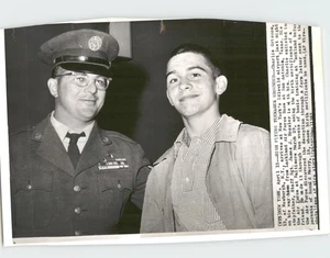 Foto de prensa de 1963 vintage de Charlie Griscom de 13 años de antigüedad se cuela en la Fuerza Aérea - Imagen 1 de 2