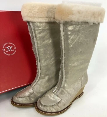 Johnston & Murphy 奶油闪亮麂皮绒剪绒楔形莫卡辛靴女式 6.5 — 第 1/4 张图片