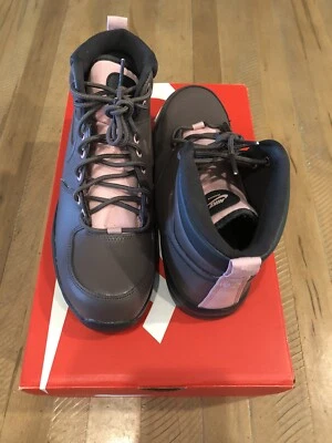 Botas de cuero Nike Manoa para niños grandes violeta mineral/gris humo oscuro/esmalte rosa 7 años Foto 1 de 4