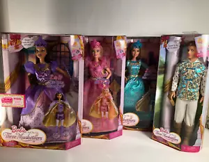 SET 4 BARBIE E I TRE MOSCHETTIERI 3 Principesse 1 Principe RARO NUOVO CON SCATOLA - Foto 1 di 6