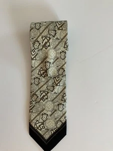 Corbata Gianfranco Ferré 100% Seda BEIGE - Elementos Negros Hechos en Italia - Imagen 1 de 3