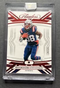 Tarjeta de reliquia de rubí impecable 2023 de Rhamondre Stevenson #14/20 SP PATRIOTAS DE NUEVA INGLATERRA - Imagen 1 de 2
