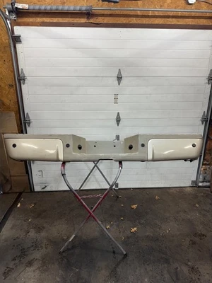 Para-choque traseiro bronzeado com sensores | Compatível com Ford F250 F350 2008-2016 - Imagem 1 de 4