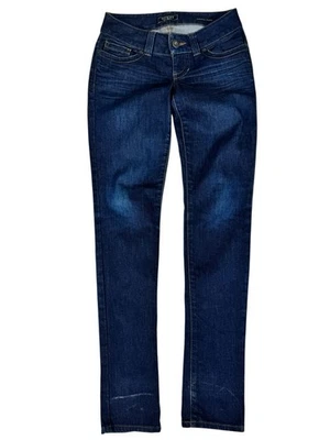 Pantalones de mezclilla ajustados Daredevil de tiro bajo lavado oscuro azul Guess para mujer talla 25 Foto 1 de 4