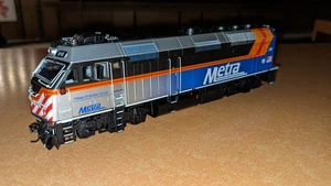 RAPIDO 83209  METRA F40PHM-2   DC/NO SND  "WINNEBAGO" FADE SCHEME #212 - Picture 1 of 5