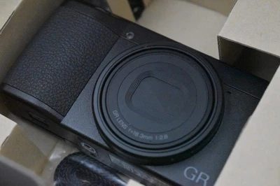 [US Duty Paid] RICOH GR III GR 3 24.2MP Schwarz Kompakt Digitalkamera 8499 - Bild 1 von 4