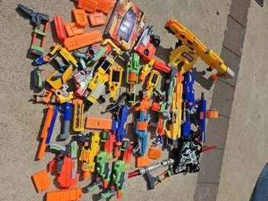 Gran Lote de Armas Nerf y Accesorios Etc - Sin Probar Vendido como Juguetes para Sientarse Niños - Imagen 1 de 20