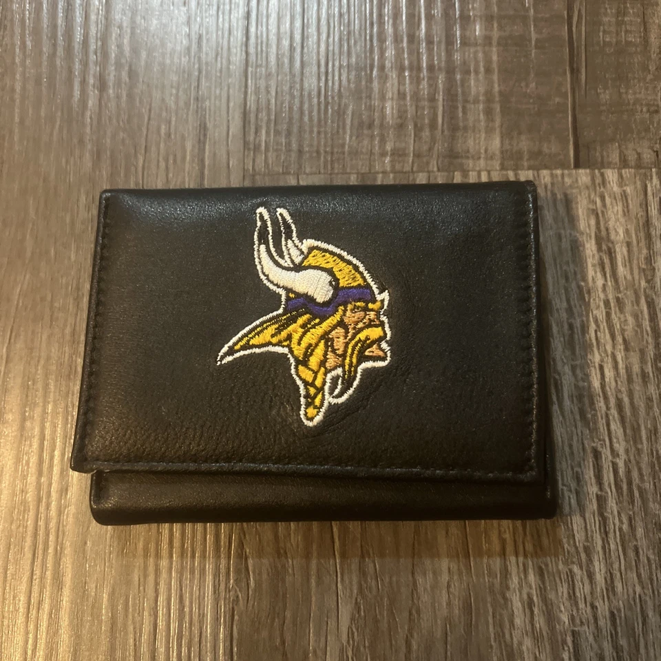 Cartera de cuero triple de 4” por 3” bordada de los Vikingos de la NFL - negra usada en excelente estado apenas usada Foto 1 de 4