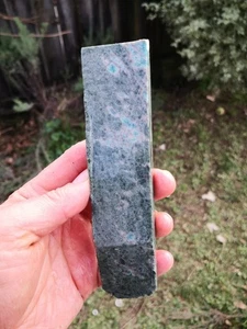 Nuova Zelanda pietra Aotea rara lastra mix di cianite fuchite scultura lapidaria Taonga - Foto 1 di 8
