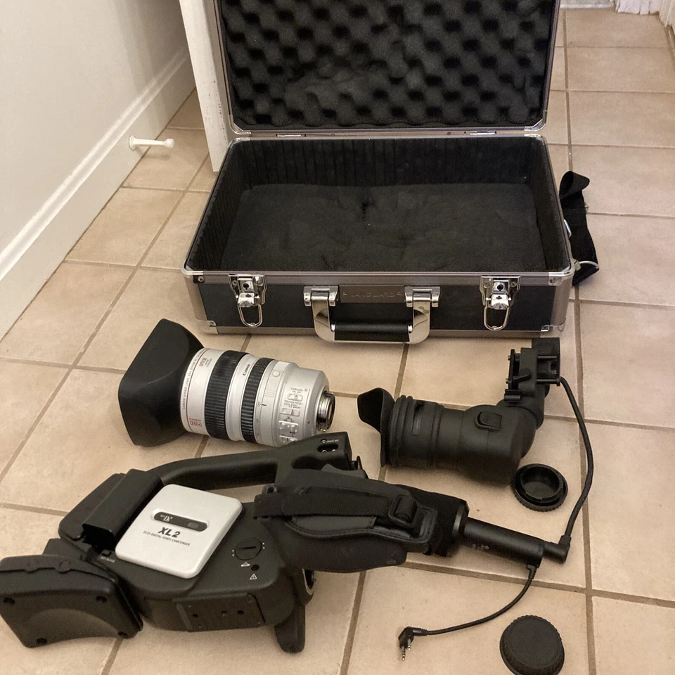 CANON XL2 Mini DV Camcorder Bundle - Image 1 of 4