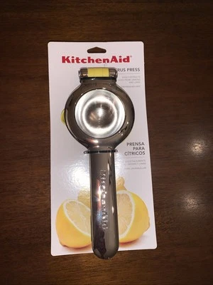 Exprimidor de prensa de jugo de cítricos KitchenAid para limones y limas con semilla de limón  Foto 1 de 4