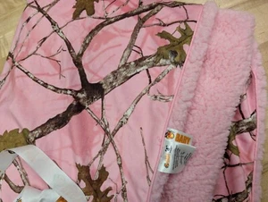 Bass Pro Shops Baby Blanket RealTree Kanati Sherpa Pink 30"x40" - Picture 1 of 3