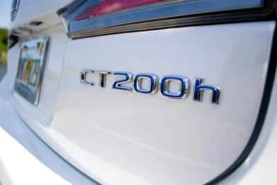 Lexus CT200H (2011-2017) OEM Genuíno Porta Traseira Porta-Malas "CT200H" LOGOTIPO EMBLEMA EMBLEMA CRACHÁ  - Imagem 1 de 2
