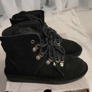 Bota con cordones de gamuza Bearpaw® Kerri con NeverWet - Más colores 723210 po - Imagen 1 de 6