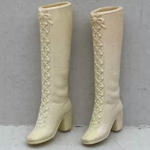 Barbie anni 70 stivali bianchi stringati alti Taiwan rara bambola moda vintage - Foto 1 di 6