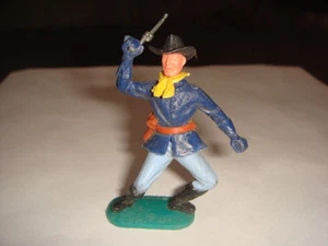 FIGURINE TIMPO PIÉTON NORDISTE AVEC CHAPEAU JAMBES PLIÉES REVOLVER EN L'AIR - Picture 1 of 1