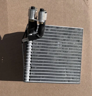 Núcleo evaporador de aire acondicionado delantero TYC 97050 para Jeep Grand Cherokee 99-02 4,7 L-V8 Foto 1 de 4