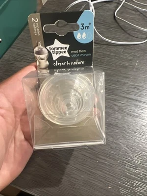 Botella Tommee Tippee Closer to Nature 2 reemplazos de pezón, flujo medio 3 m+ Foto 1 de 2