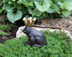Froschkönig Gusseisen antikbraun Gartenfigur Gartendeko Landhaus Tierfigur - Bild 1 von 3