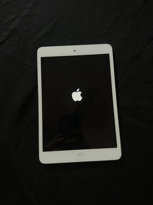 Apple iPad Mini 2, 16 GB, Wi-Fi, 7.9 in – Grey - Image 1 of 4