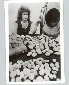 Bimssteine STONEWASH for Softer WRANGLER HERO JEANS 1987 Pressefoto - Bild 1 von 2