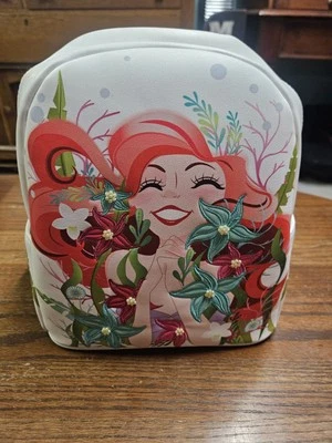 Mini Mochila Floral Danielle Nicole Disney La Sirenita.  Foto 1 de 4