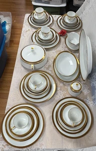 NUEVO-Juego de 48 piezas-Noritake Milton 6688 China + Sirviendo Oro Rojo Geométrico Cena - Imagen 1 de 21