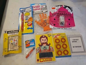 LOTTO 7 articoli regalo Adams & More vintage Magic Trick & Gag scatole originali  - Foto 1 di 10