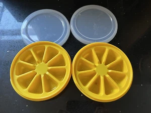 DOS moldes de cubitos de hielo con tapas bandeja redonda de almacenamiento AMARILLO vintage años 70 80 - Imagen 1 de 3