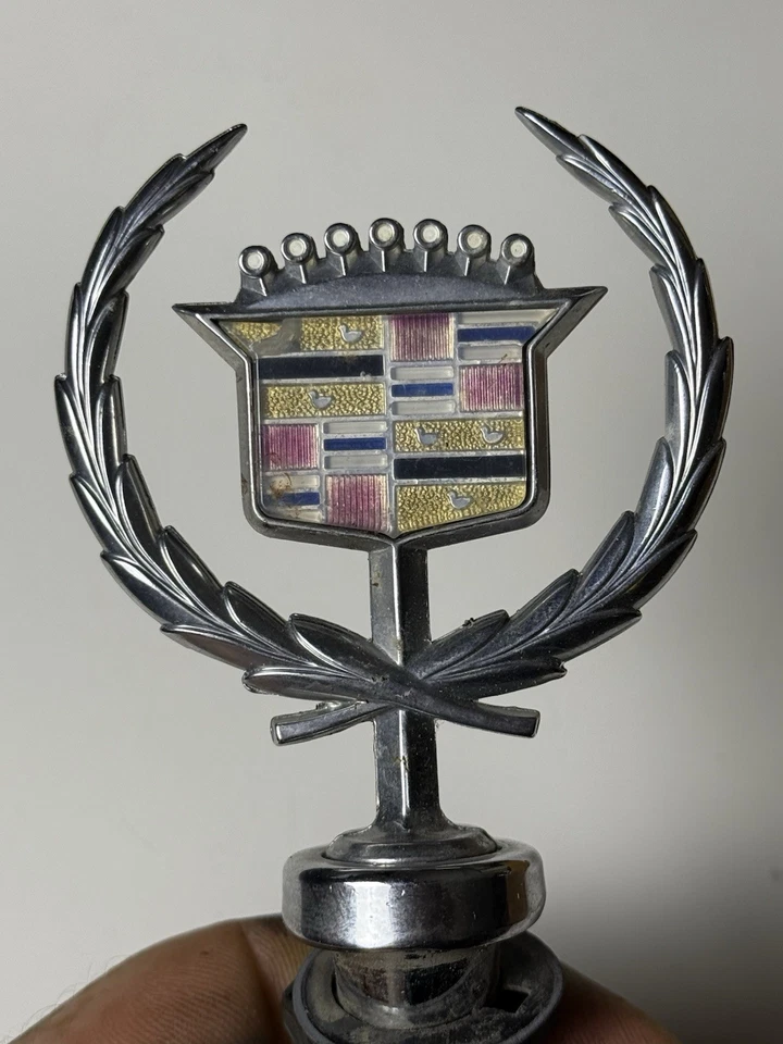 Cadillac Deville Fleetwood 1985-93 OEM GM capó adorno  Foto 1 de 4