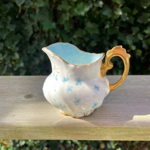 Antigua jarra vintage victoriana de porcelana azul pálido torcida con mango dorado crema - Imagen 1 de 5