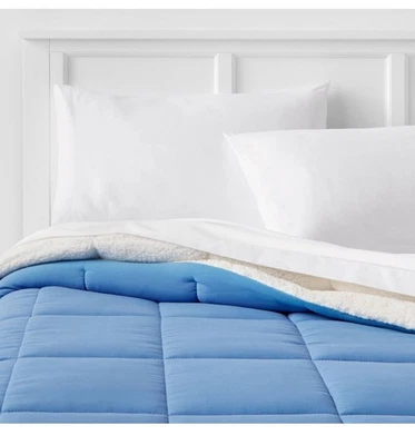 Edredón de microfibra de piel de oveja sintética Room Essentials tamaño completo/queen - azul claro Foto 1 de 4
