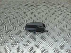 Manija de puerta interior delantera lado cercano pasajero izquierdo peugeot 107 mk1 2005-2015a - Imagen 1 de 6
