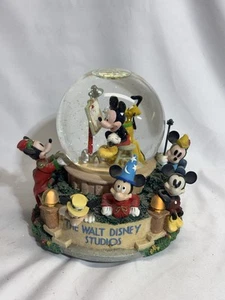 Disney Walt Disney Studios "Mickey Mouse Club March" globo di neve musicale e illuminato - Foto 1 di 6
