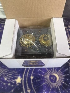 Neu in Verpackung-3 3/4""x 5 1/2"" Sonne & Mond Tarot Kartenbox - Bild 1 von 7