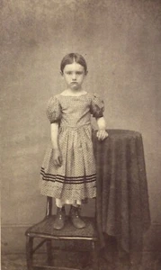 Niña joven de la Guerra Civil de 1860 de pie en silla CDV FOTO sello Cedar Rapids IA - Imagen 1 de 3