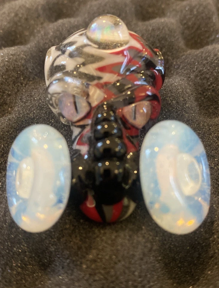 Máscara de Gas Ópalo Cristal Collar Colgante Firmado Rojo Gris Negro Blanco Extraterrestre  Foto 1 de 4