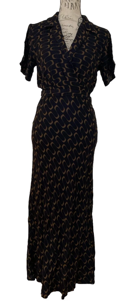 REFORMATION Danika Midi Mangas Cortas Envoltura Frontal Talla Grande. Elegante y versátil Foto 1 de 4