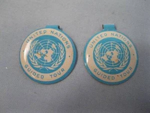 2 United Nations Guided Tour Fold Over Tab Pins Vintage Blau & Weiß (O) - Bild 1 von 1