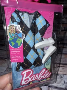 Conjunto de moda Barbie Mattel para muñeca Ken con chaleco Argyle pantalones cortos y zapatos - Imagen 1 de 7