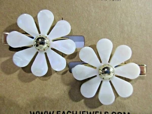 Lote de 2 pasadores margarita blancos con clip dorado y centro de bola 1,5" L X 1,25" W - Imagen 1 de 3